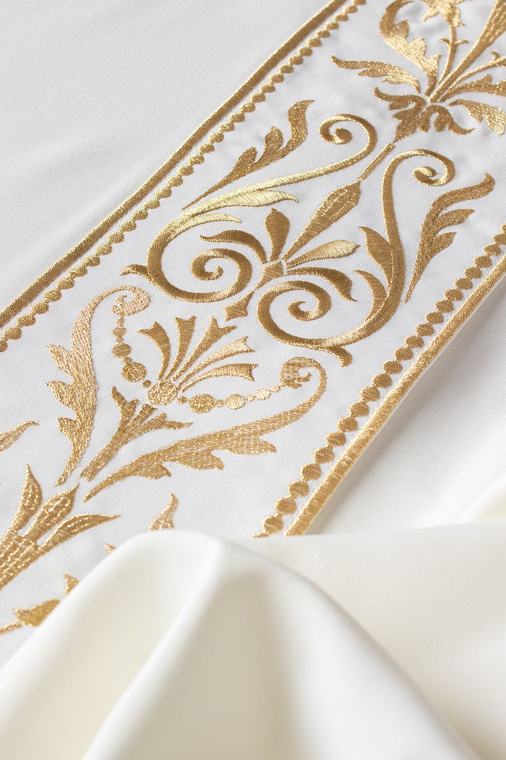 Ornat haftowany z ozdobnym pasem - ecru (H4) - zdjęcie 5 - Ornat haftowany z ozdobnym pasem - ecru (H4)