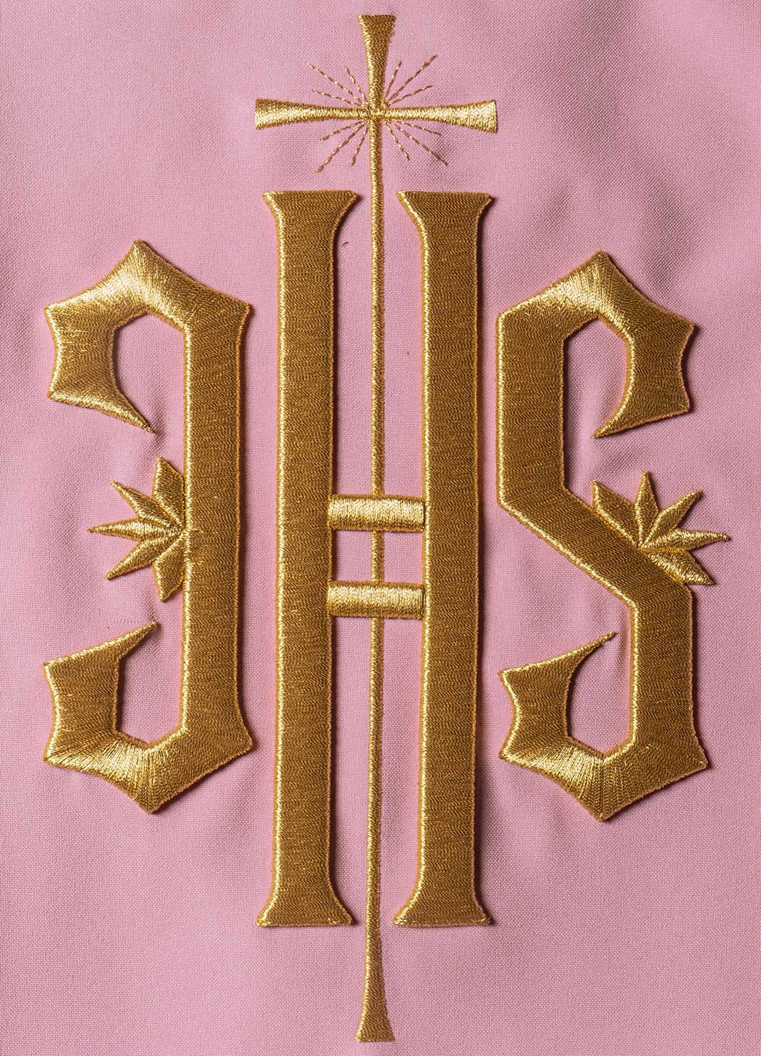 Ornat haftowany z symbolem IHS- różowy (H5) - zdjęcie 2 - Ornat haftowany z symbolem IHS- różowy (H5)
