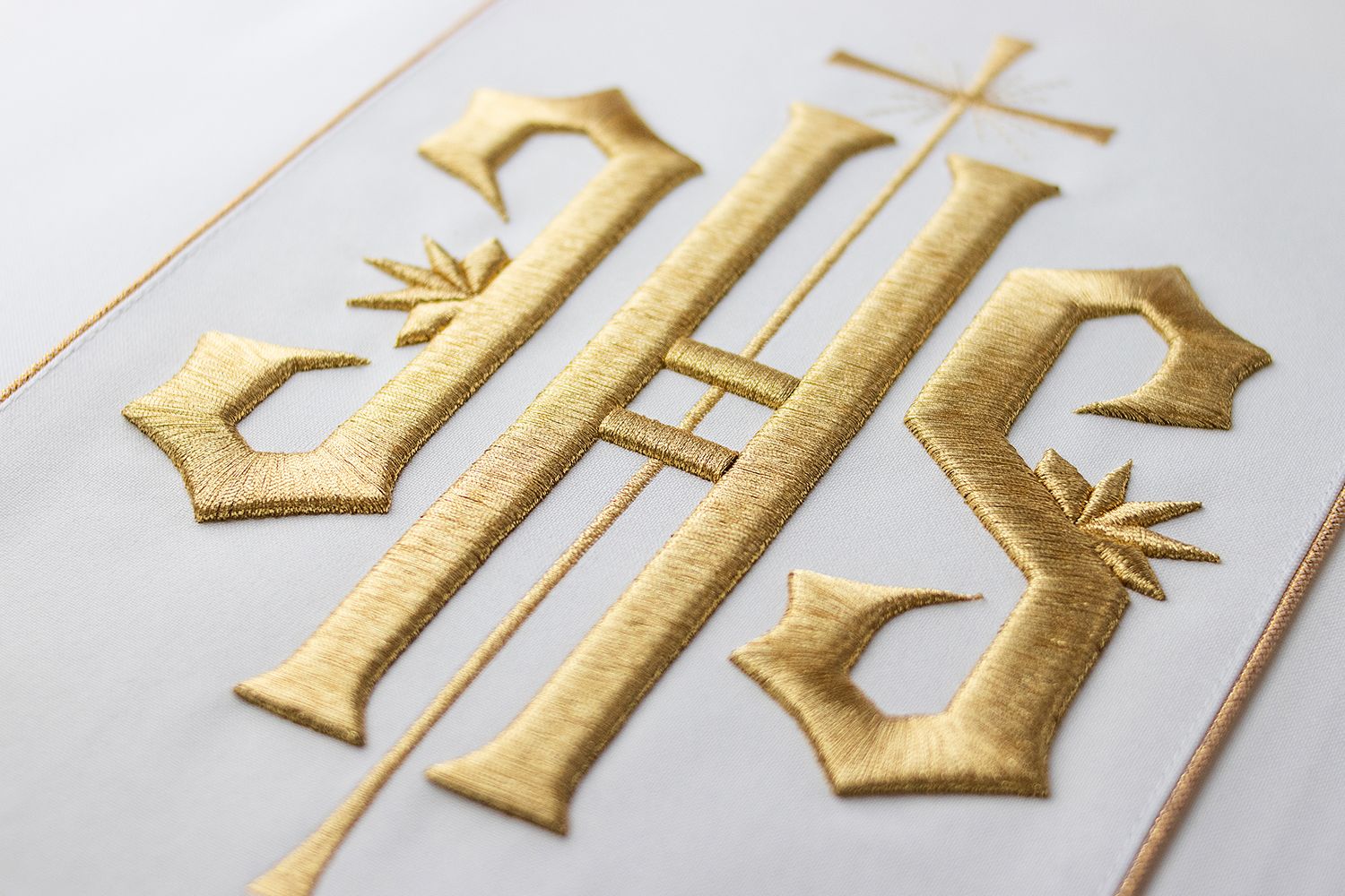 Ornat haftowany z symbolem IHS - ecru (H10) - zdjęcie 3 - Ornat haftowany symbolem IHS - ecru (H10)