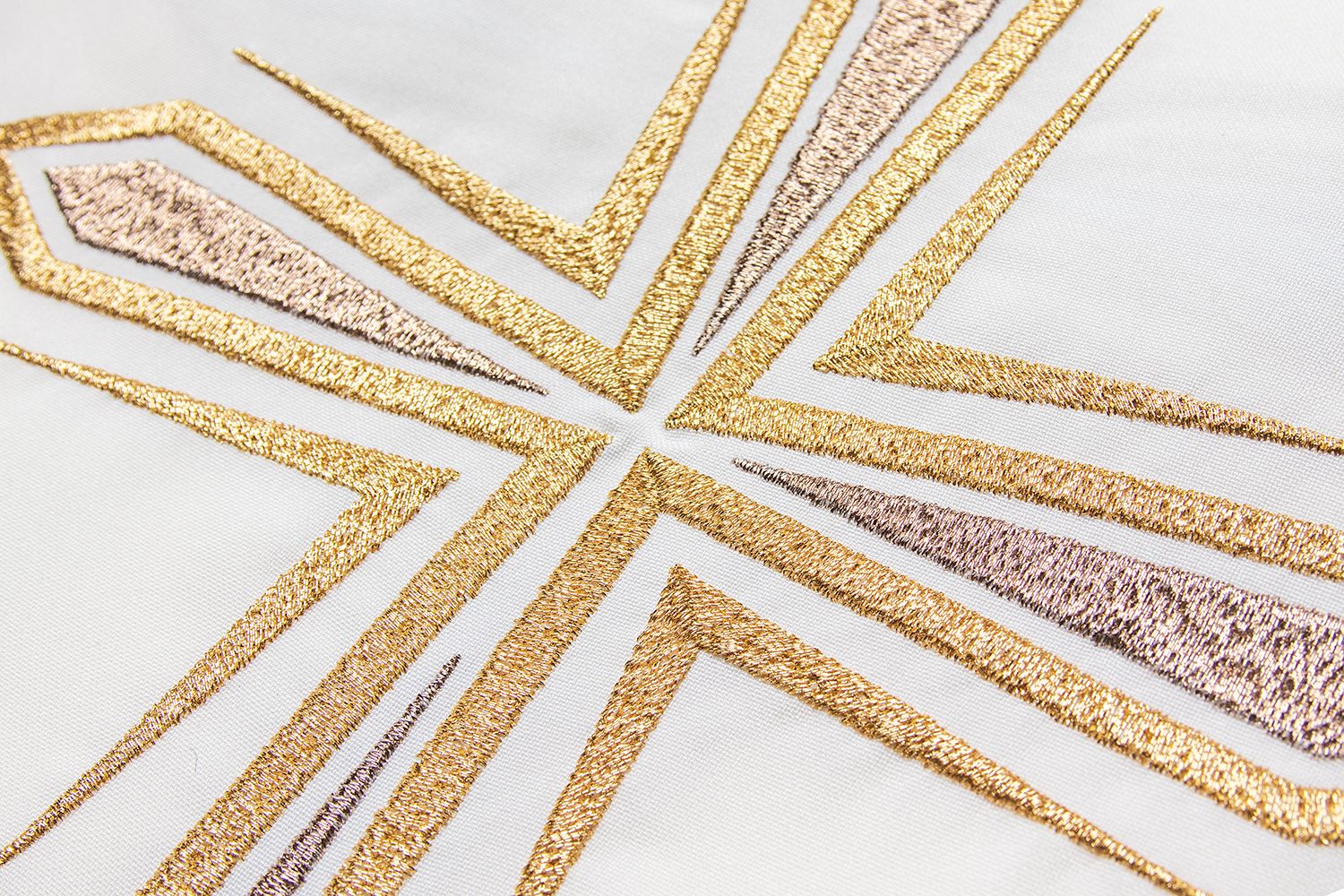 Ornat haftowany z symbolem krzyża - ecru (H11) - zdjęcie 3 - Ornat haftowany z symbolem krzyża - ecru (H11)