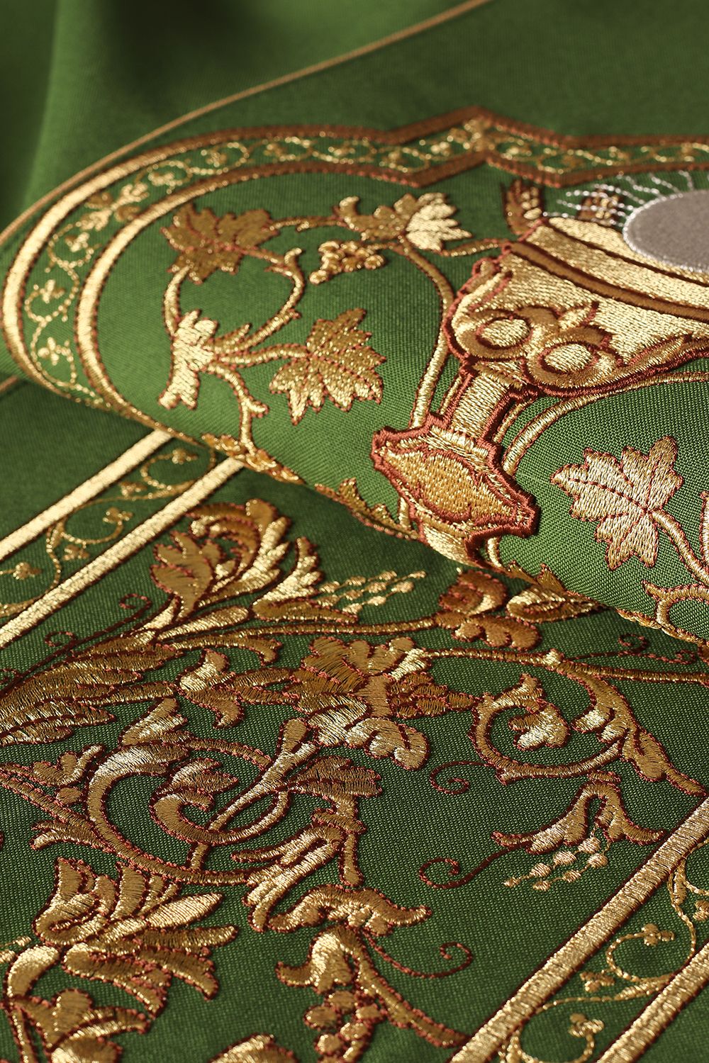 Ornat haftowany z symbolem kielicha eucharystycznego - zielony (H12) - zdjęcie 3 - Ornat haftowany z symbolem kielicha eucharystycznego - zielony (H12)