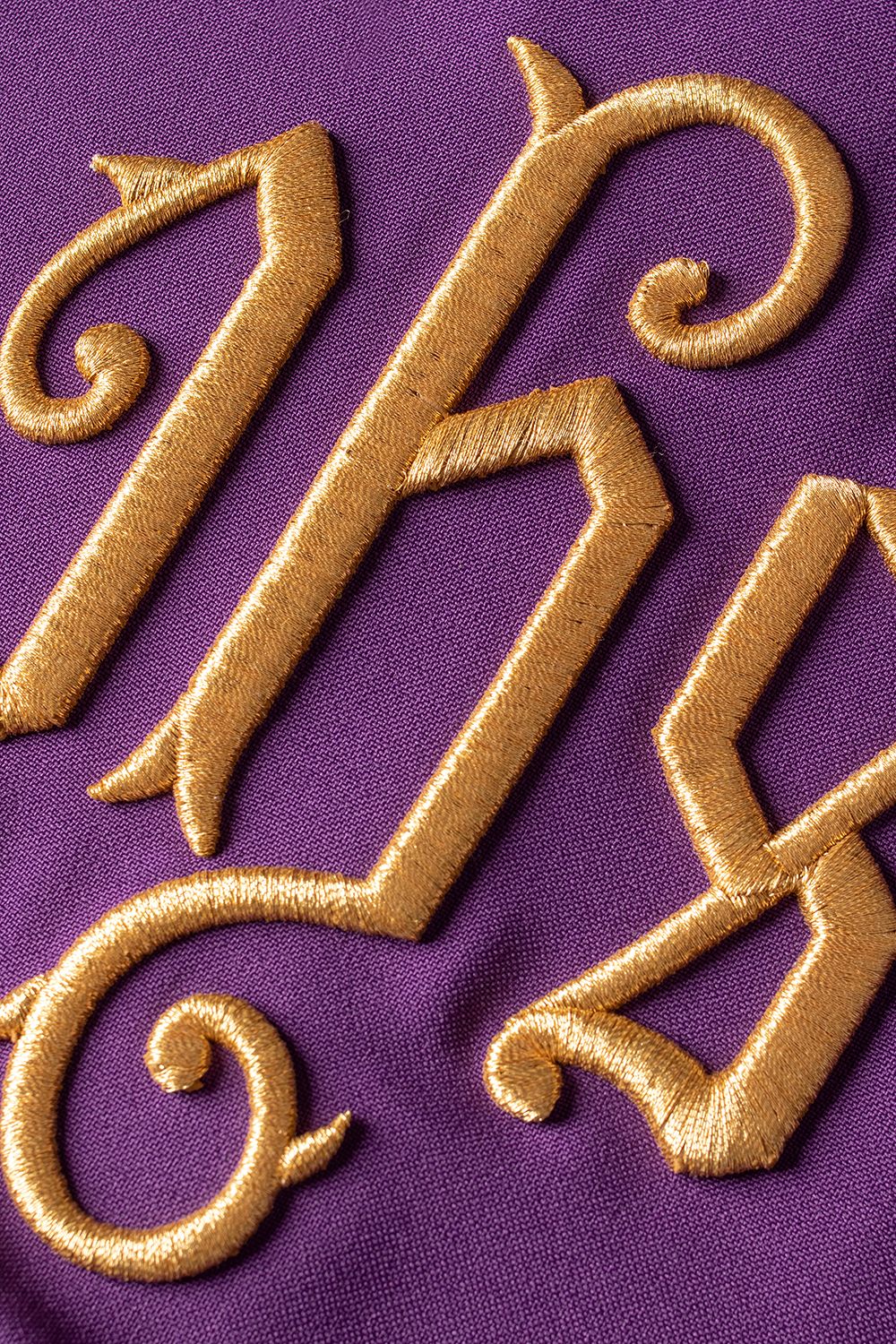 Ornat haftowany z symbolem IHS winogrona - fioletowy (H13) - zdjęcie 4 - Ornat haftowany z symbolem IHS winogrona - fioletowy (H13)