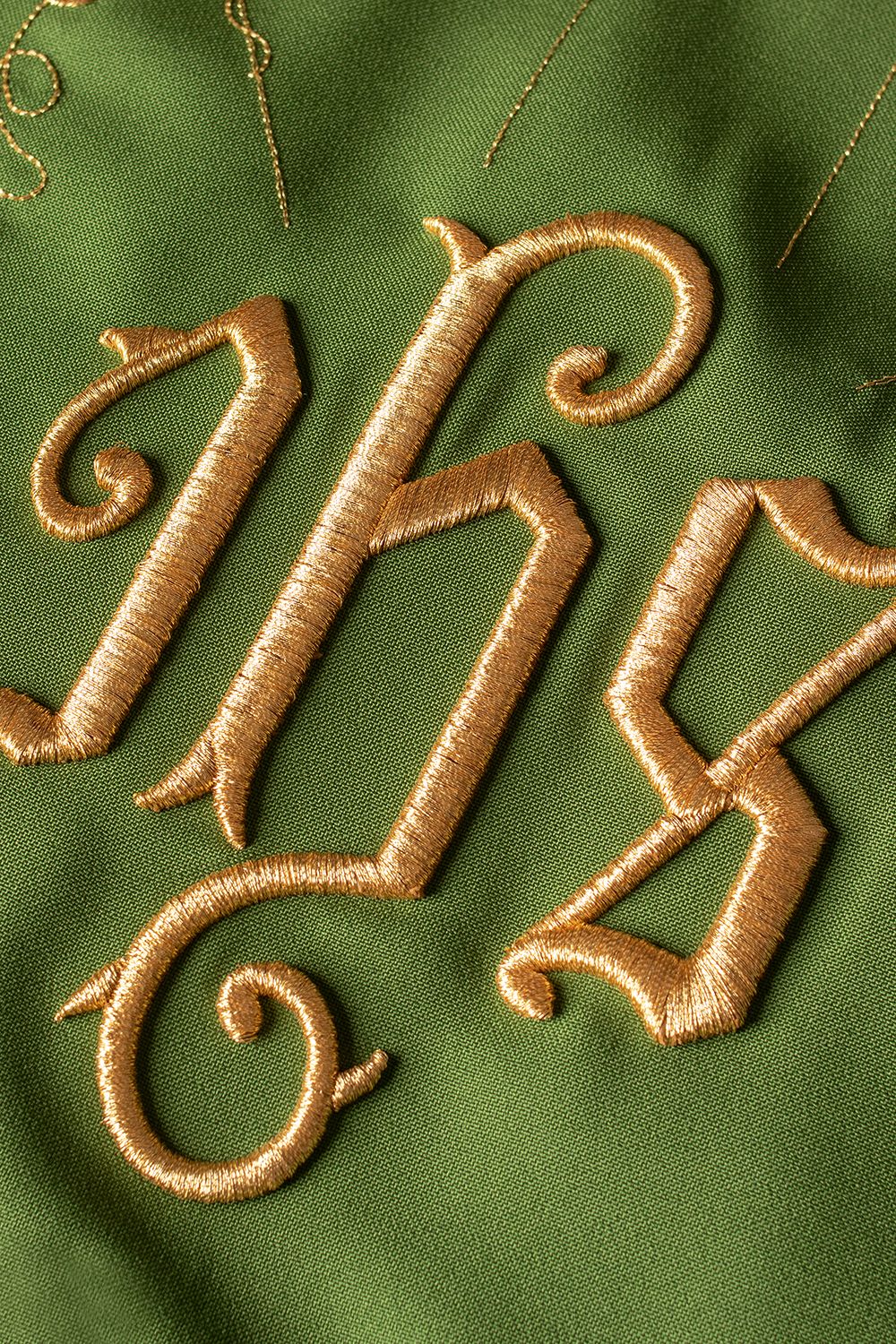 Ornat haftowany z symbolem IHS winogrona - zielony (H13) - zdjęcie 3 - Ornat haftowany z symbolem IHS winogrona - zielony (H13)