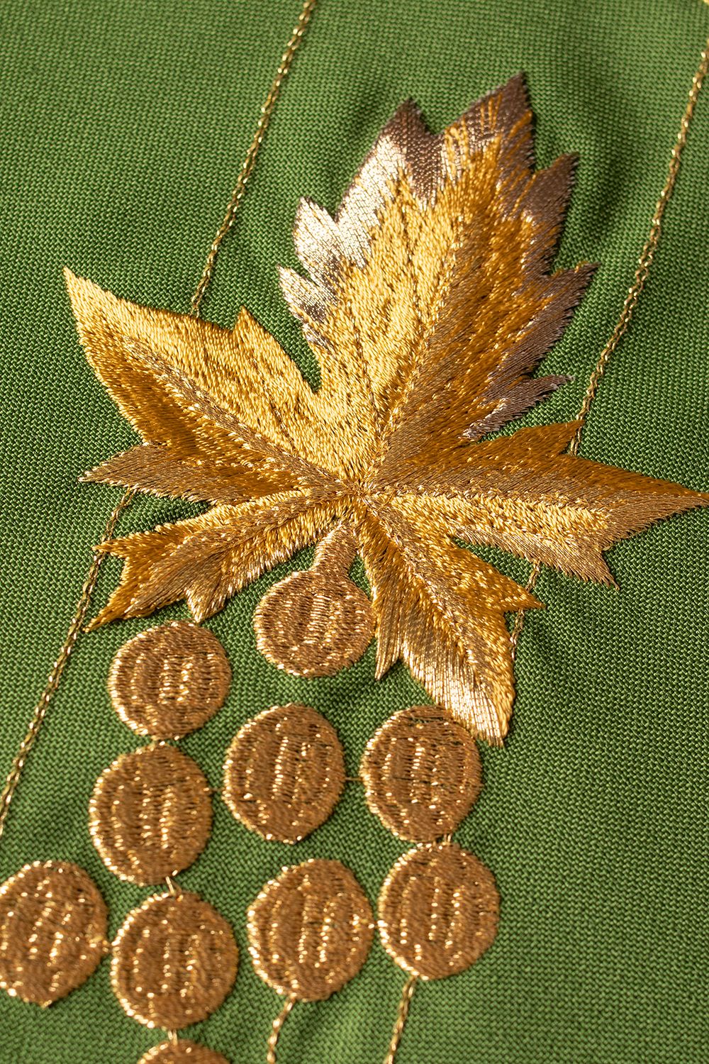 Ornat haftowany z symbolem IHS winogrona - zielony (H13) - zdjęcie 4 - Ornat haftowany z symbolem IHS winogrona - zielony (H13)