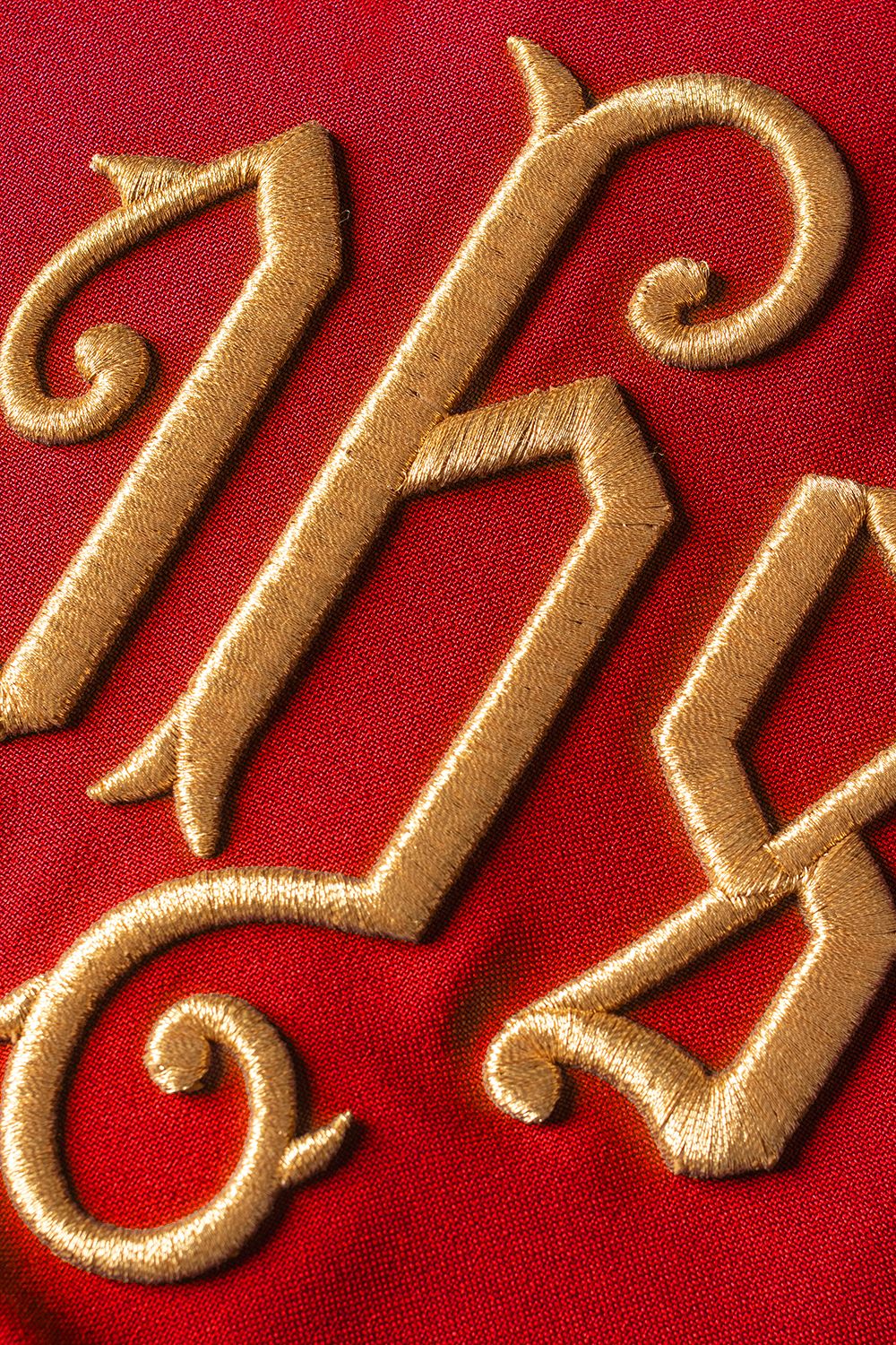 Ornat haftowany z symbolem IHS winogrona - czerwony (H13) - zdjęcie 4 - Ornat haftowany z symbolem IHS winogrona - czerwony (H13)