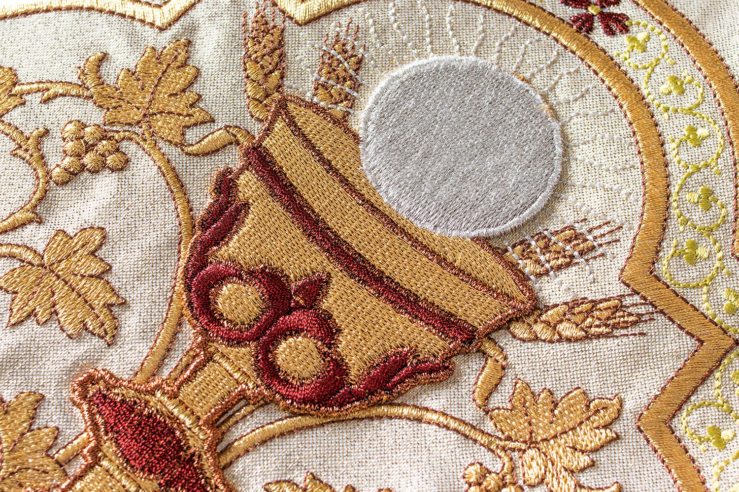 Ornat haftowany Serce Pana Jezusa i Kielich - ecru (H26) - zdjęcie 3 - Ornat haftowany Serce Pana Jezusa i Kielich - ecru (H26)