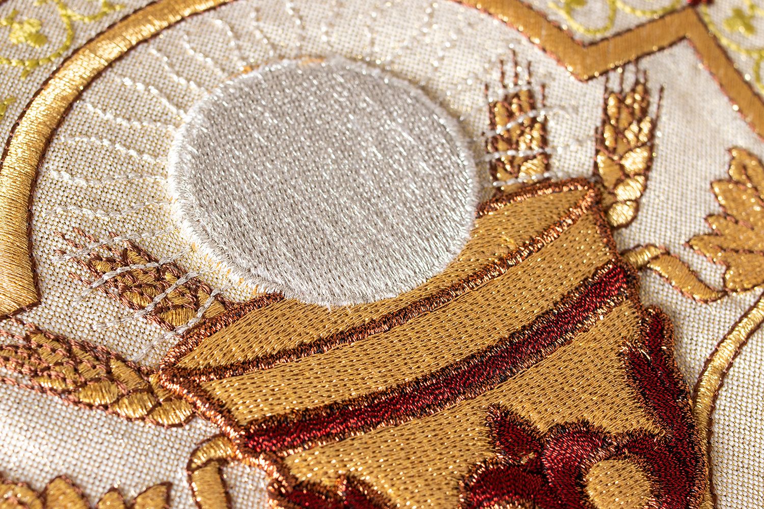 Ornat haftowany Serce Pana Jezusa i Kielich - ecru (H26) - zdjęcie 4 - Ornat haftowany Serce Pana Jezusa i Kielich - ecru (H26)