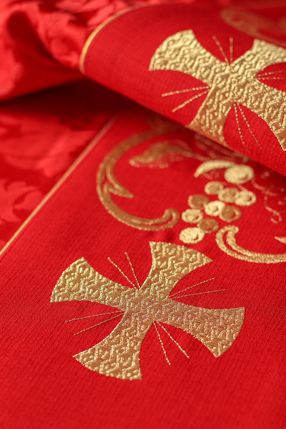 Ornat haftowany IHS i PAX - czerwony (H35) - zdjęcie 3 - Ornat haftowany IHS i PAX - czerwony (H35)