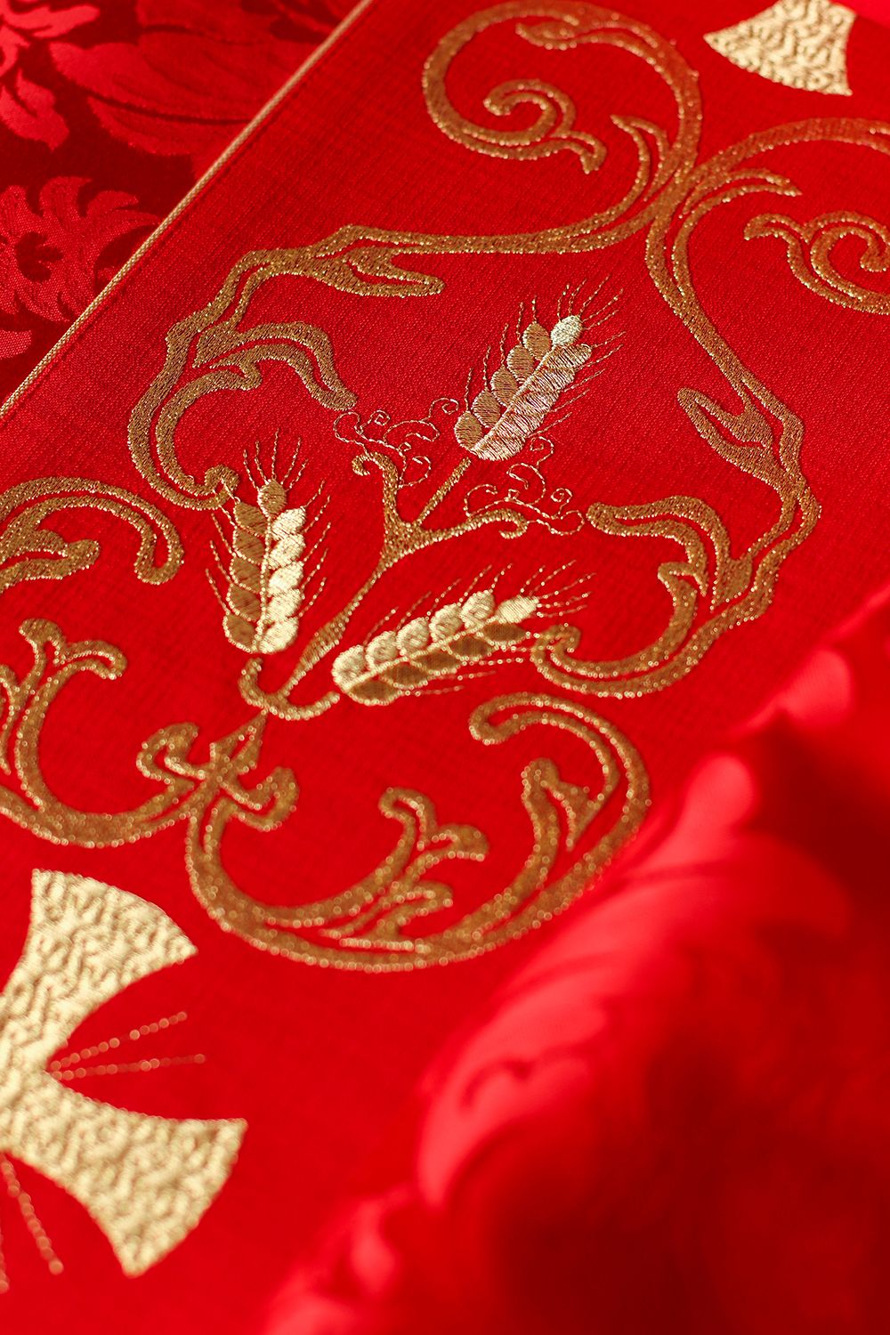 Ornat haftowany IHS i PAX - czerwony (H35) - zdjęcie 4 - Ornat haftowany IHS i PAX - czerwony (H35)