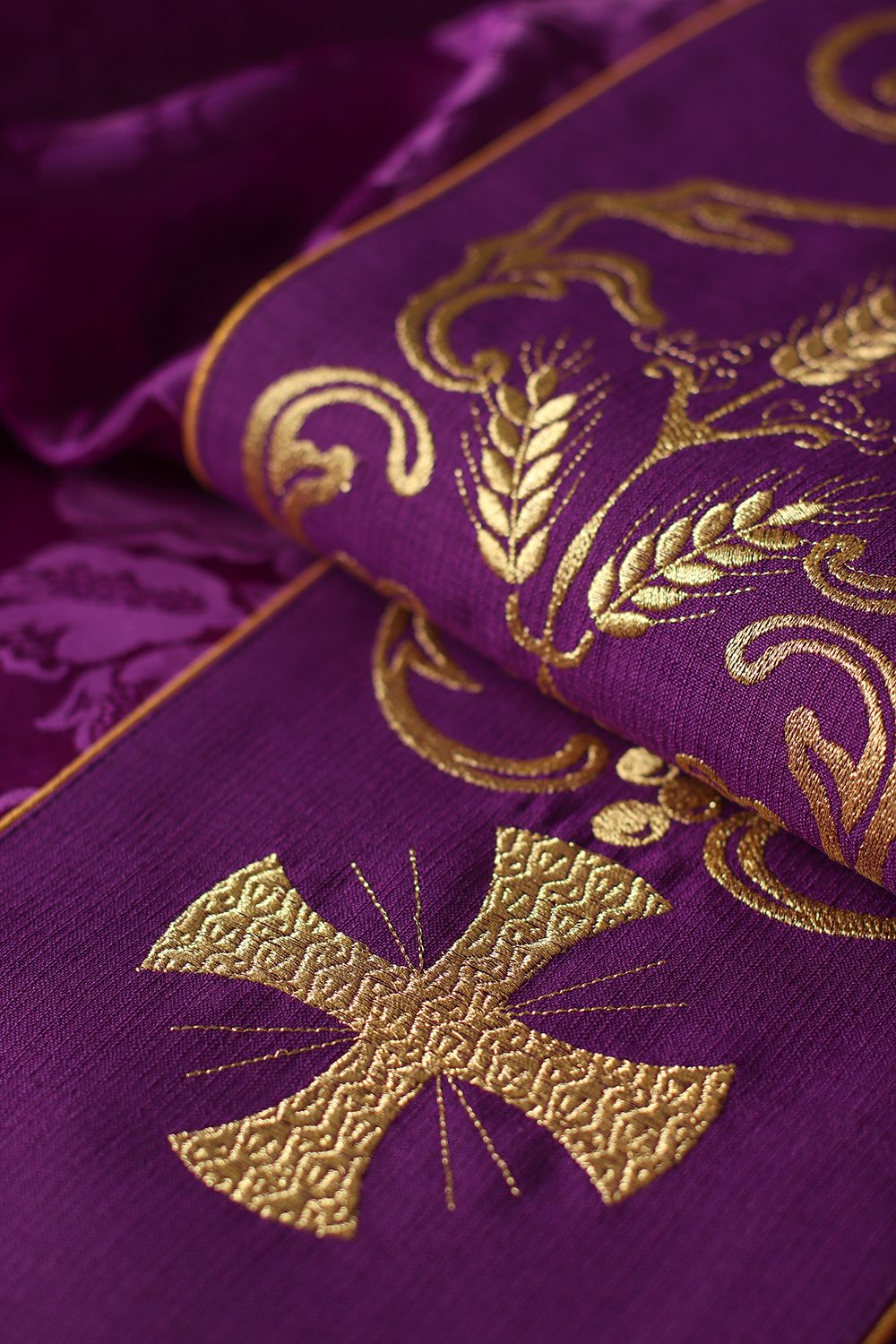 Ornat haftowany IHS i PAX - fioletowy (H36) - zdjęcie 3 - Ornat haftowany IHS i PAX - fioletowy (H36)