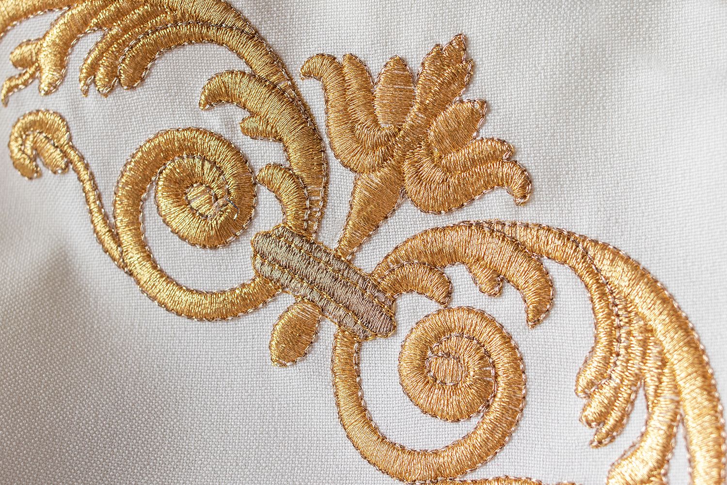 Ornat haftowany IHS - ecru (H38) - zdjęcie 3 - Ornat haftowany IHS - ecru (H38)