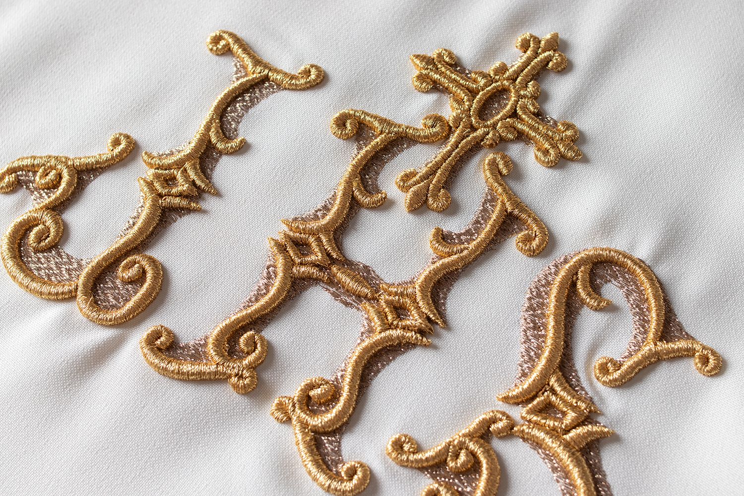 Ornat haftowany IHS - ecru (H38) - zdjęcie 4 - Ornat haftowany IHS - ecru (H38)