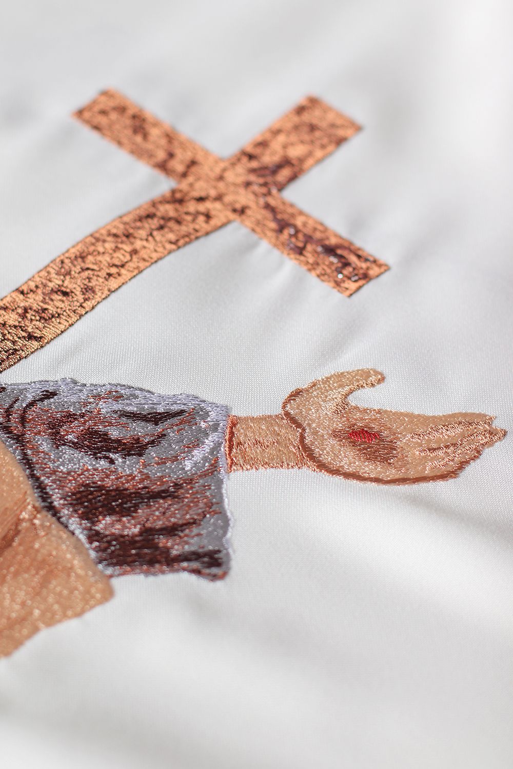 Ornat bez kołnierza, zdobiony franciszkańskim krzyżem TAU - ecru - zdjęcie 3 - Ornat bez kołnierza, zdobiony franciszkańskim krzyżem TAU - ecru