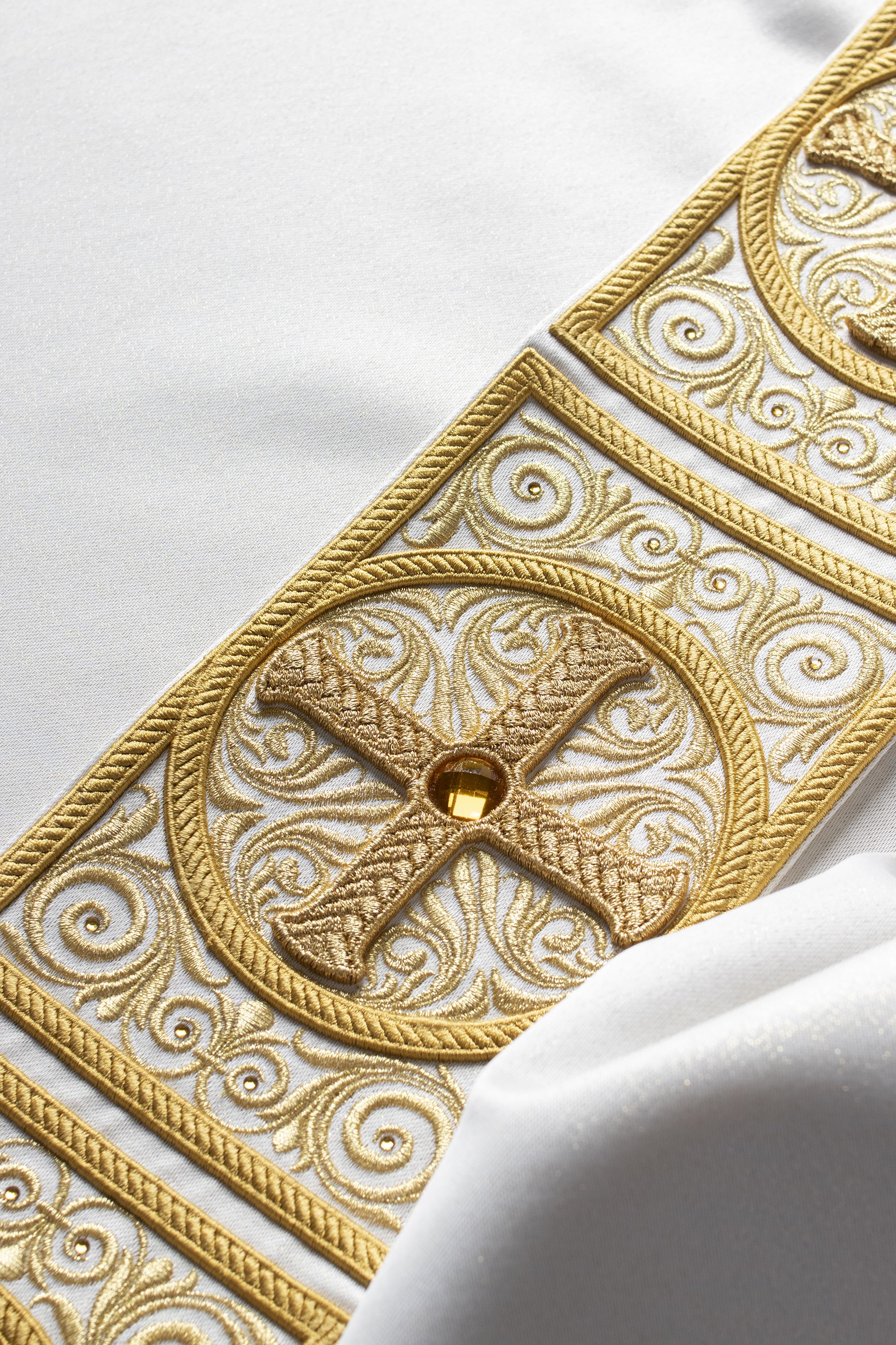 Ornat bogato haftowany, ozdobne kamienie - ecru (H60) - zdjęcie 5 - Ornat bogato haftowany, ozdobne kamienie - ecru (H60)