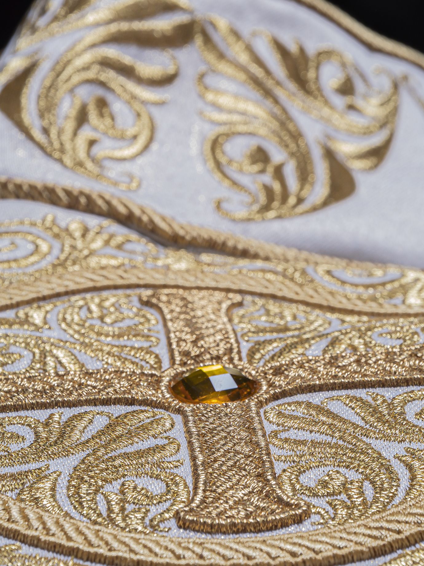 Ornat bogato haftowany, ozdobne kamienie - ecru (H60) - zdjęcie 4 - Ornat bogato haftowany, ozdobne kamienie - ecru (H60)
