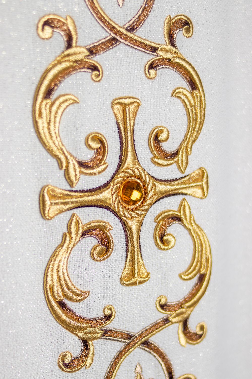 Ornat bogato haftowany, ozdobne kamienie - ecru (H61) - zdjęcie 5 - Ornat bogato haftowany, ozdobne kamienie - ecru (H61)