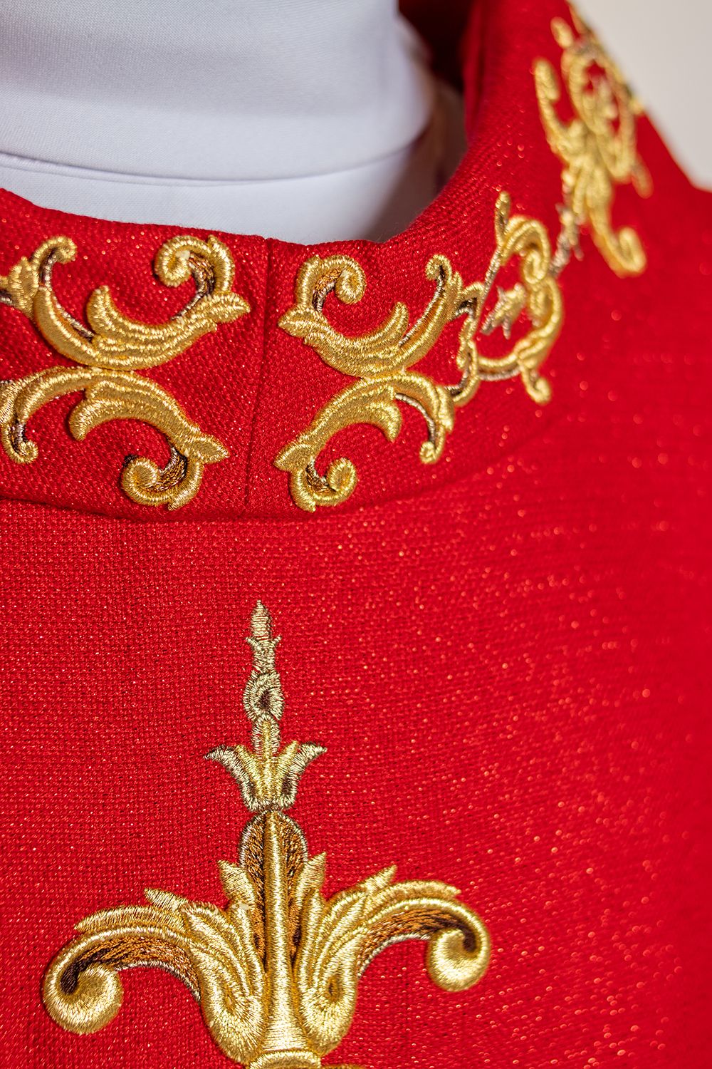 Ornat bogato haftowany, ozdobne kamienie - czerwony (H63) - zdjęcie 3 - Ornat bogato haftowany, ozdobne kamienie - czerwony (H63)