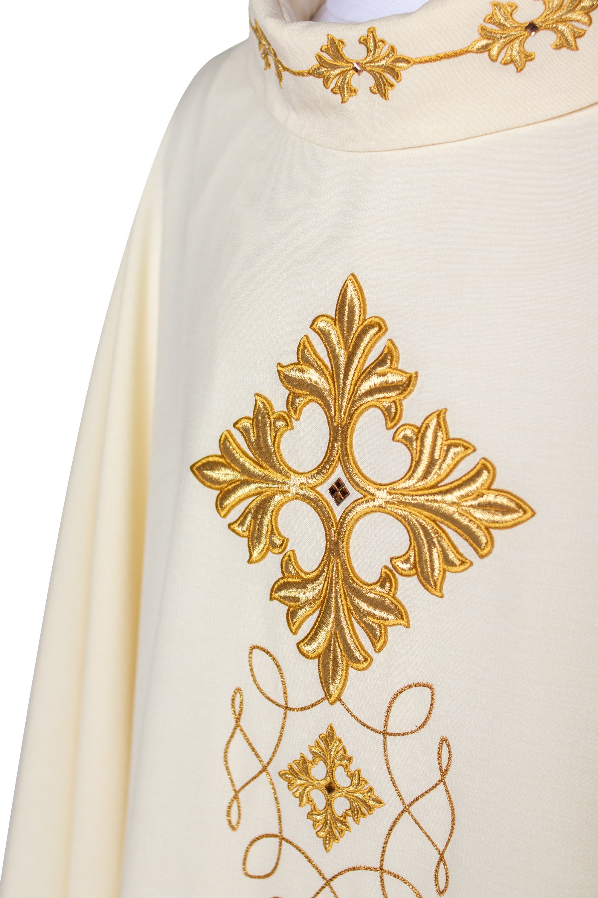 Ornat bogato haftowany, ozdobne kamienie - ecru (H70) - zdjęcie 3 - Ornat bogato haftowany, ozdobne kamienie - ecru (H70)