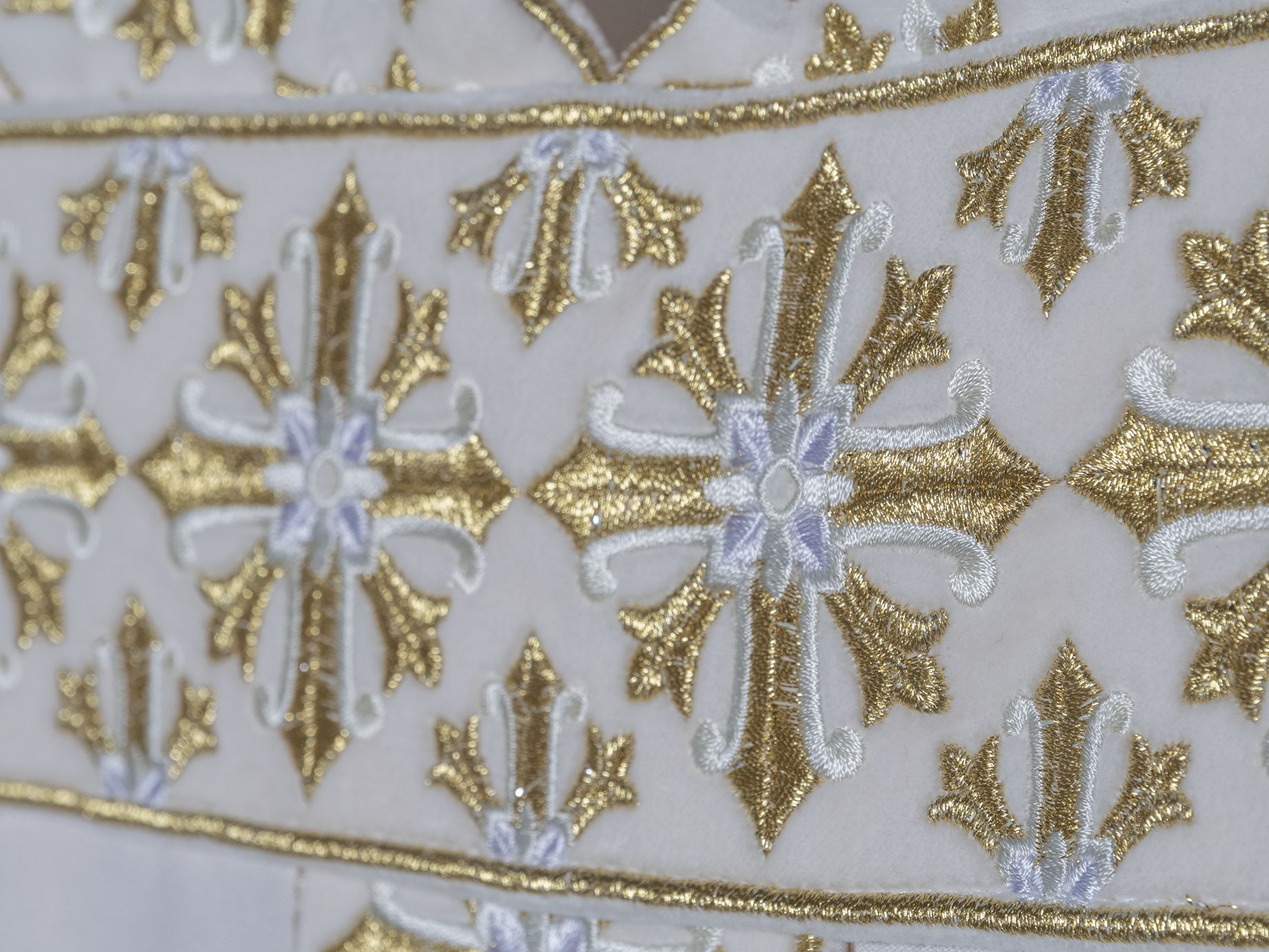 Ornat z haftowanym pasem i kołnierzem. motyw krzyża - ecru (H87) - zdjęcie 2 - Ornat z haftowanym pasem i kołnierzem. motyw krzyża - ecru (H87)