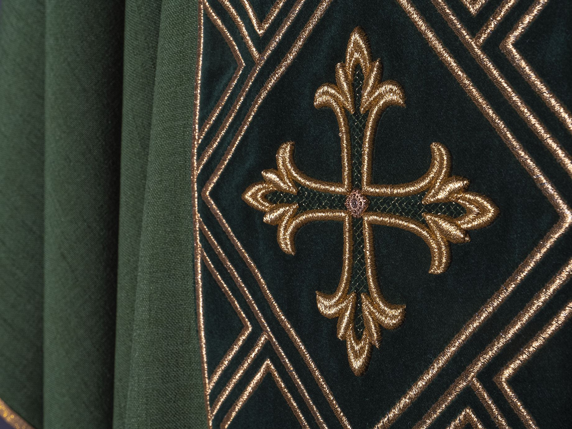 Ornat haftowany z symbolem Krzyża - zielony (H154) - zdjęcie 3 - Ornat haftowany z symbolem Krzyża - zielony (H154)