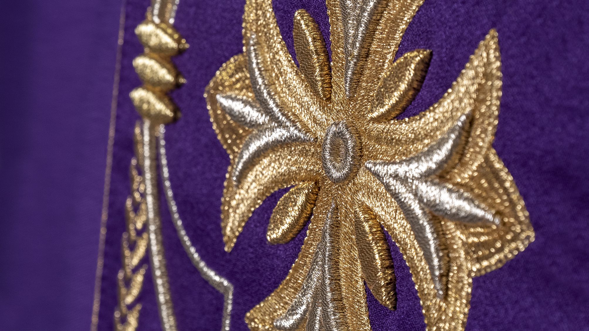Ornat bogato haftowany - fioletowy (H158) - zdjęcie 3 - Ornat bogato haftowany - fioletowy (H158)