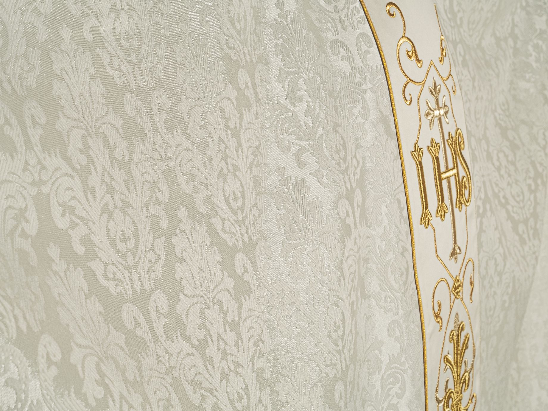 Ornat bogato haftowany IHS - ecru (H163) - zdjęcie 2 - Ornat bogato haftowany IHS - ecru (H163)