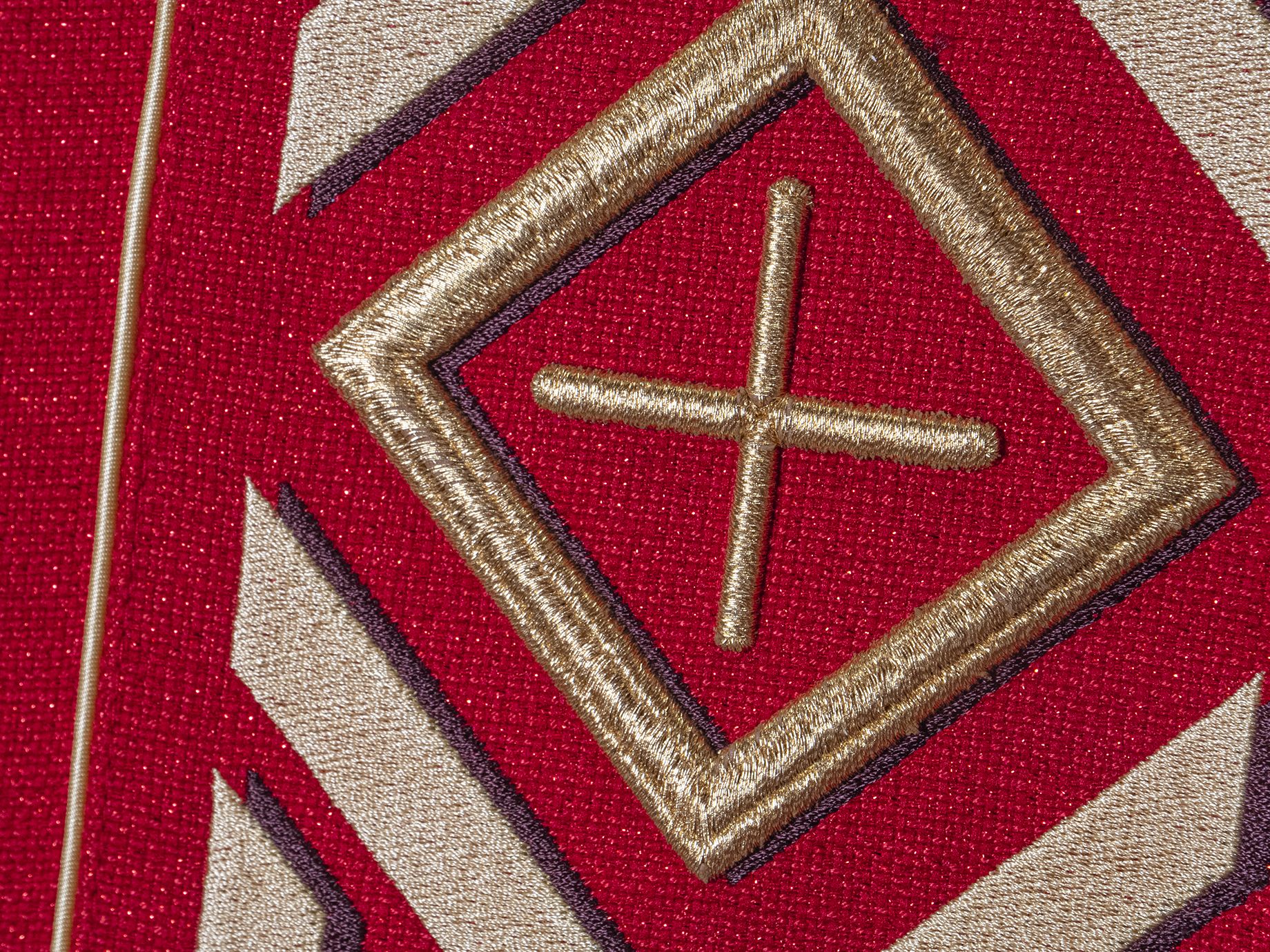 Ornat haftowany Krzyż - czerwony (H176) - zdjęcie 2 - Ornat haftowany Krzyż - czerwony (H176)