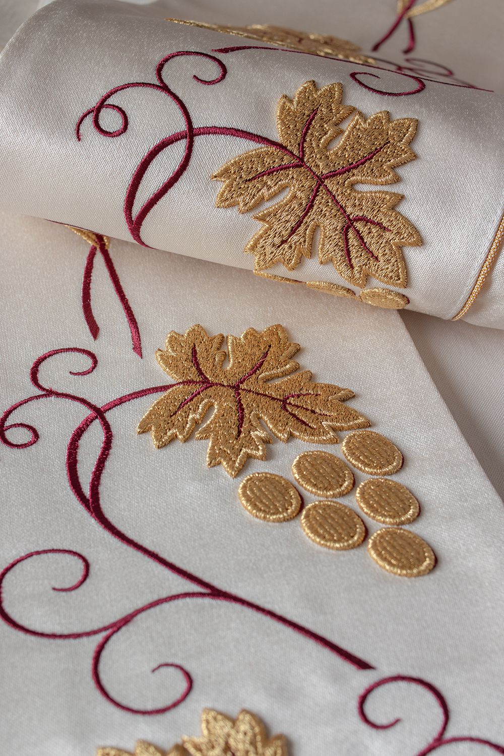Kapa haftowana, IHS + winogrona - ecru (4H) - zdjęcie 3 - Kapa haftowana, IHS + winogrona - ecru (4H)