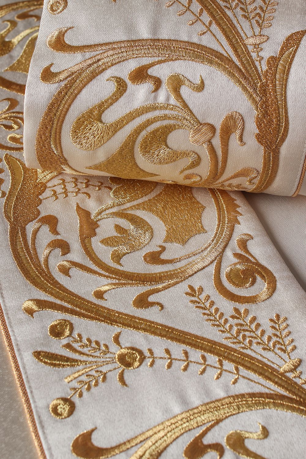 Kapa haftowana, IHS - ecru (11H) - zdjęcie 3 - Kapa haftowana, IHS - ecru (11H)