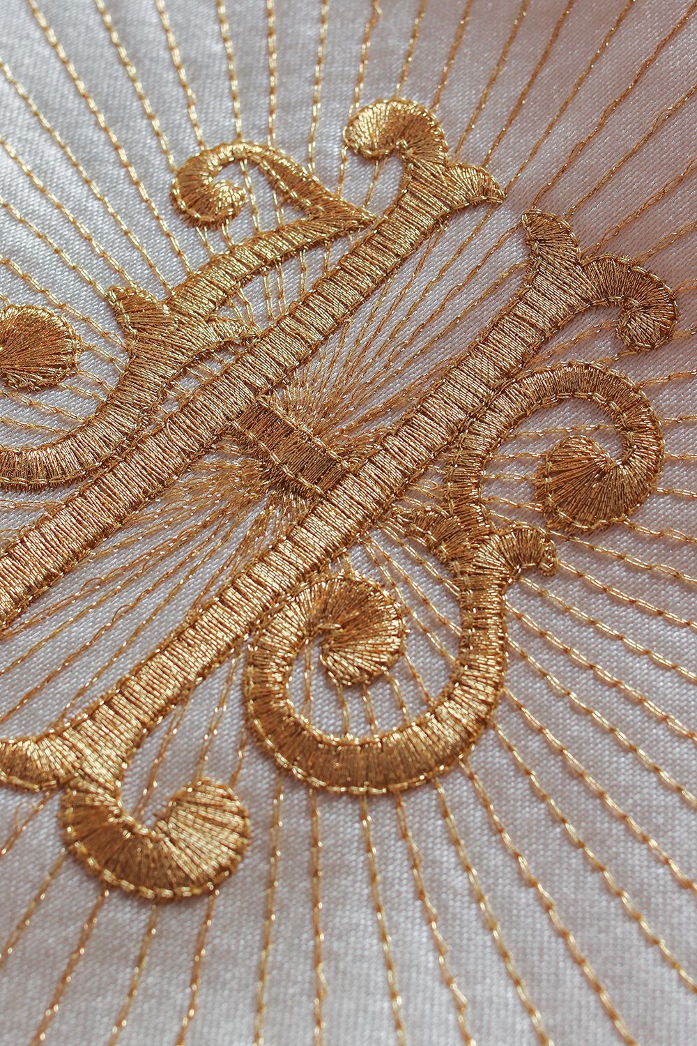 Kapa haftowana, IHS - ecru (11H) - zdjęcie 4 - Kapa haftowana, IHS - ecru (11H)