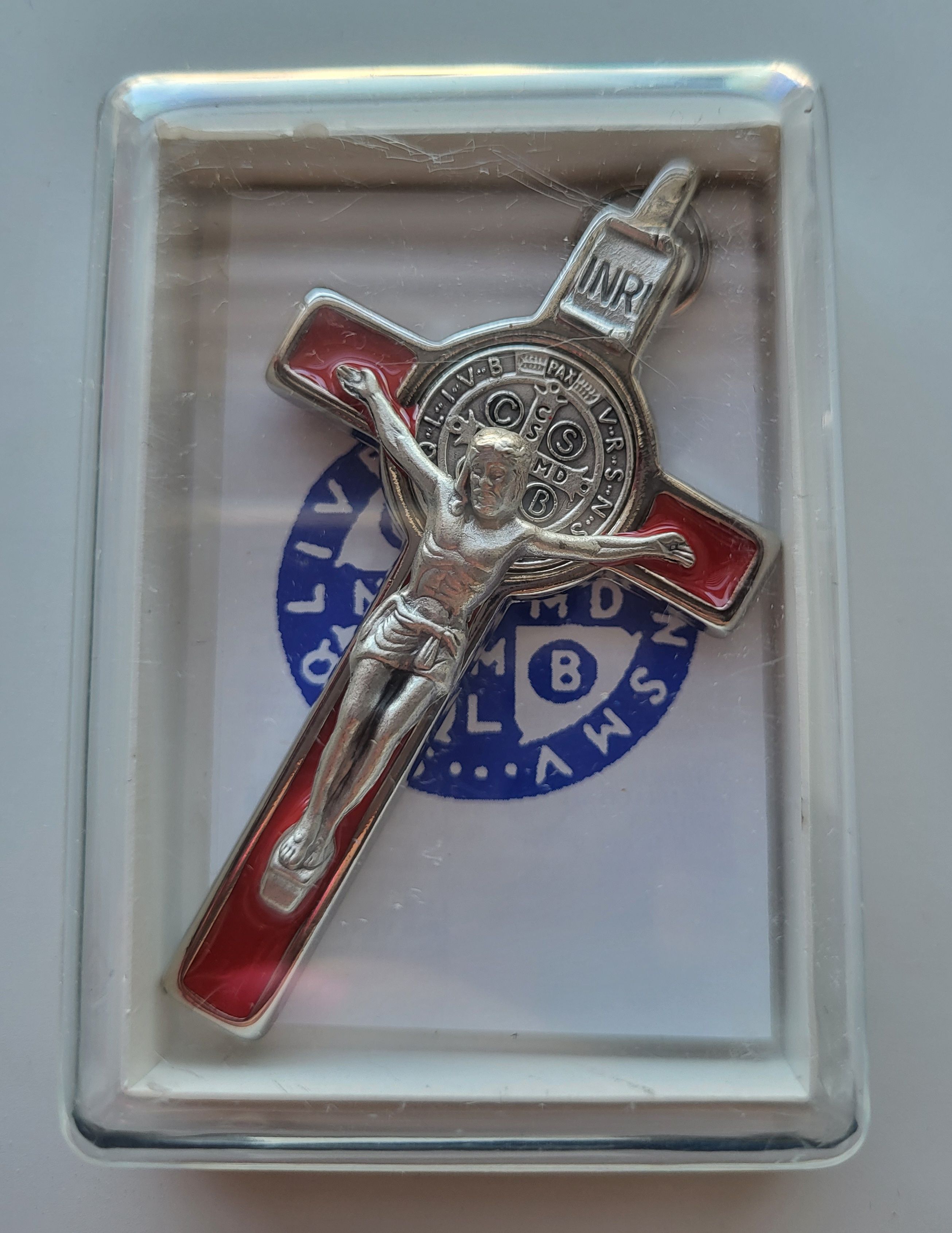 Krzyż Św. Benedykta, metalowy, emalia czerwona 8 x 4,2 cm