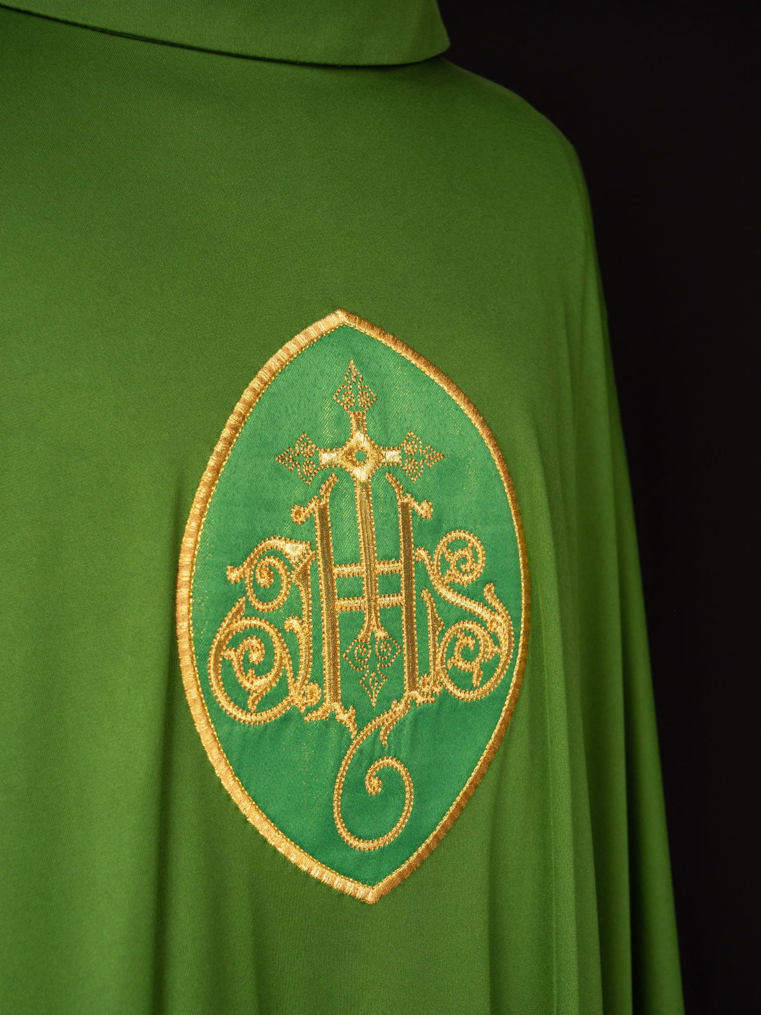 Ornat haftowany z symbolem IHS - zielony (H196) - zdjęcie 2 - Ornat haftowany z symbolem IHS - zielony (H196)