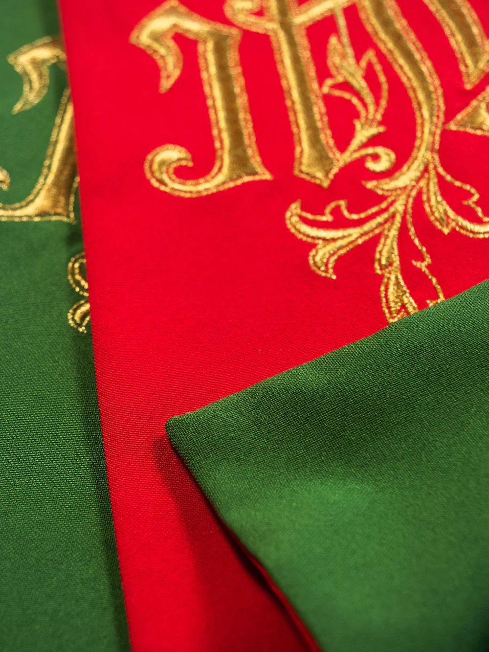 Stuła dwustronna haftowana IHS, zielono- czerwona (31H) - zdjęcie 2 - Stuła dwustronna haftowana IHS, zielono- czerwona (31H)