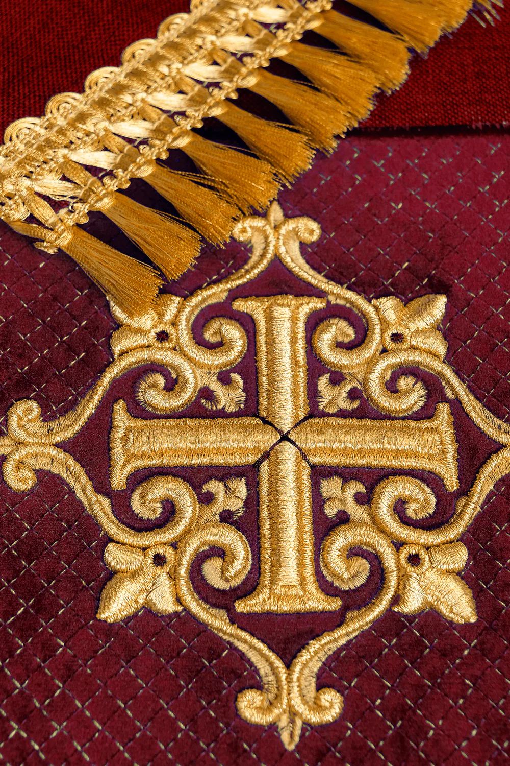 Stuła kapłańska haftowana aksamit, czerwona (53H) - zdjęcie 2 - Stuła kapłańska haftowana aksamit, czerwona (53H)