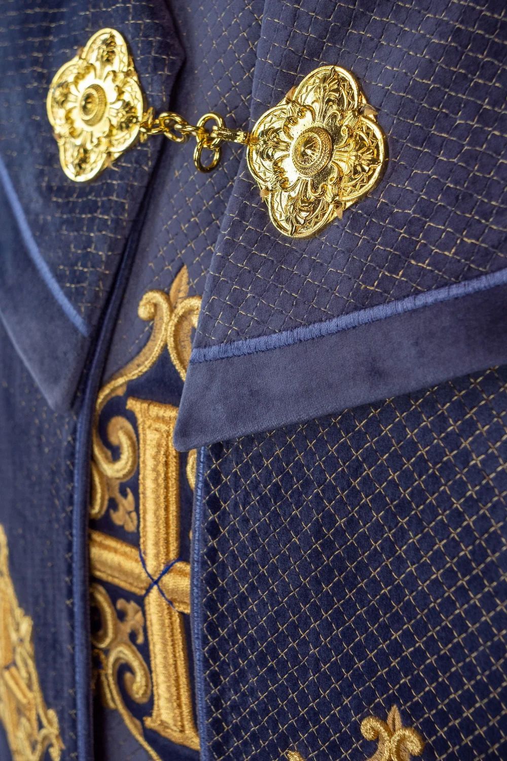 Kapa liturgiczna fioletowa, haftowana, aksamitny fioletowy pas (31H) - zdjęcie 2 - Kapa liturgiczna fioletowa, haftowana, aksamitny fioletowy pas (31H)