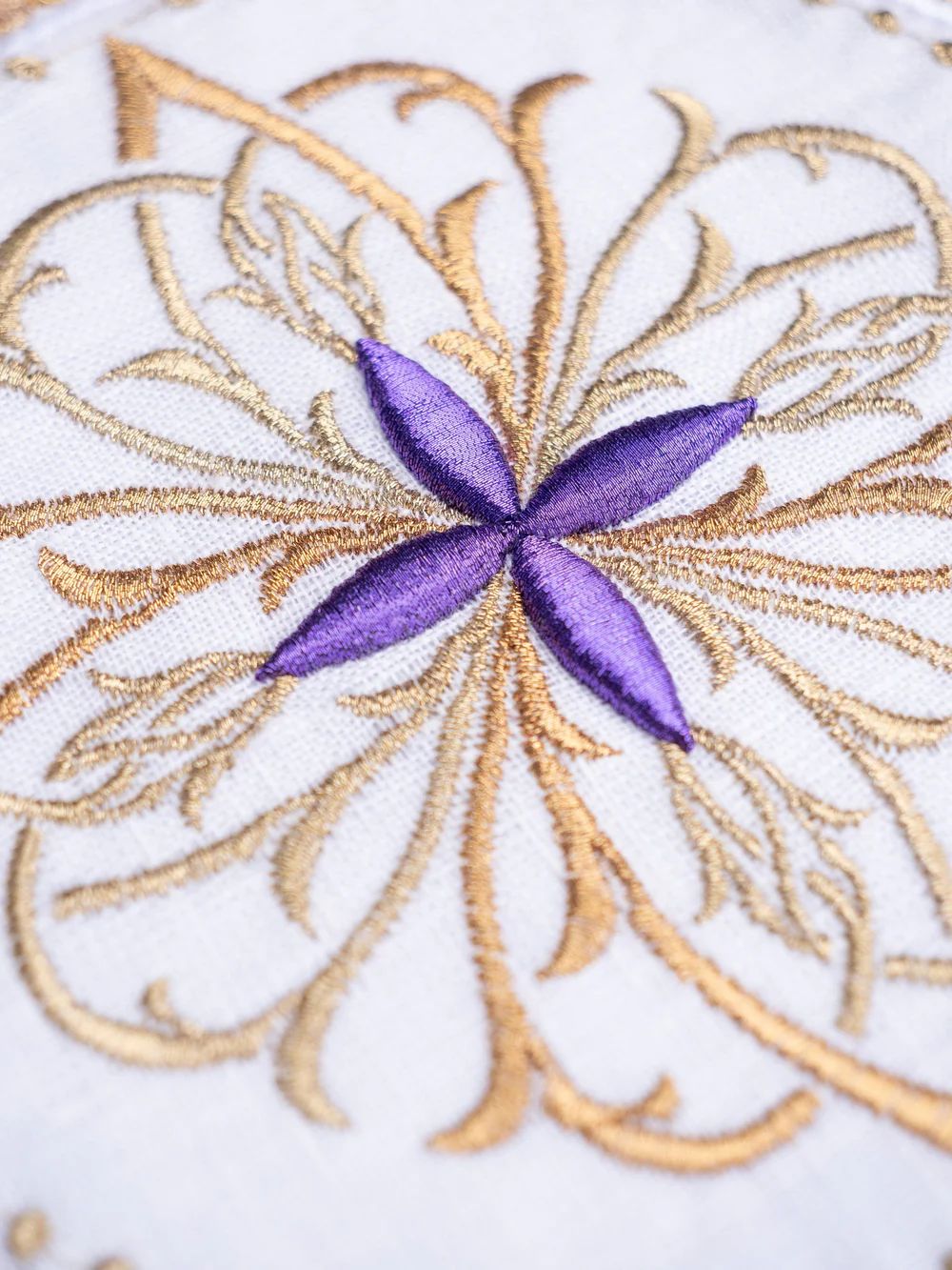 Bielizna kielichowa, lniana, haftowany fioletowy krzyż (80H) - zdjęcie 3 - Bielizna kielichowa, lniana, haftowany fioletowy krzyż (80H)