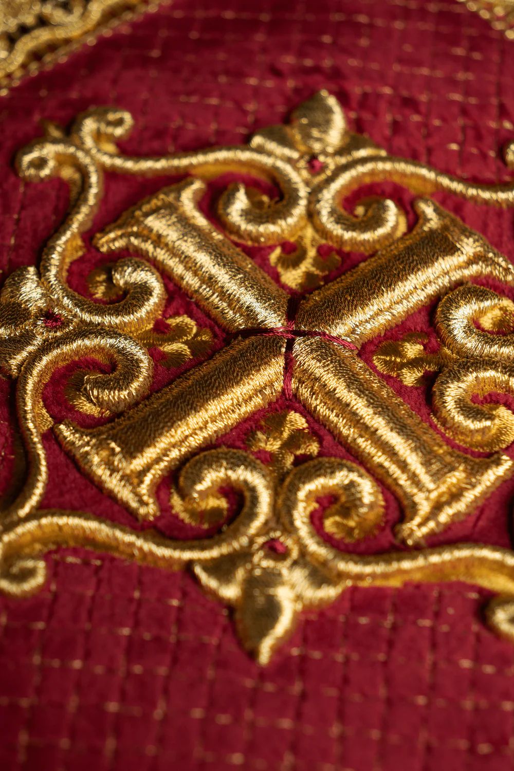 Bielizna kielichowa czerwona (aksamit + len), haftowany złoty krzyż (83H) - zdjęcie 3 - Bielizna kielichowa czerwona (aksamit + len), haftowany złoty krzyż (83H)