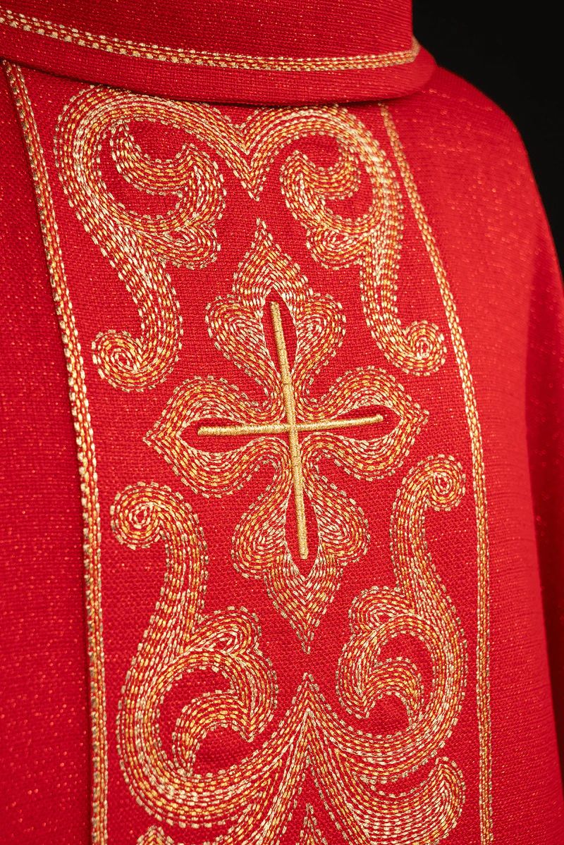Ornat haftowany czerwony, krzyże (H204) - zdjęcie 2 - Ornat haftowany czerwony, krzyże (H204)