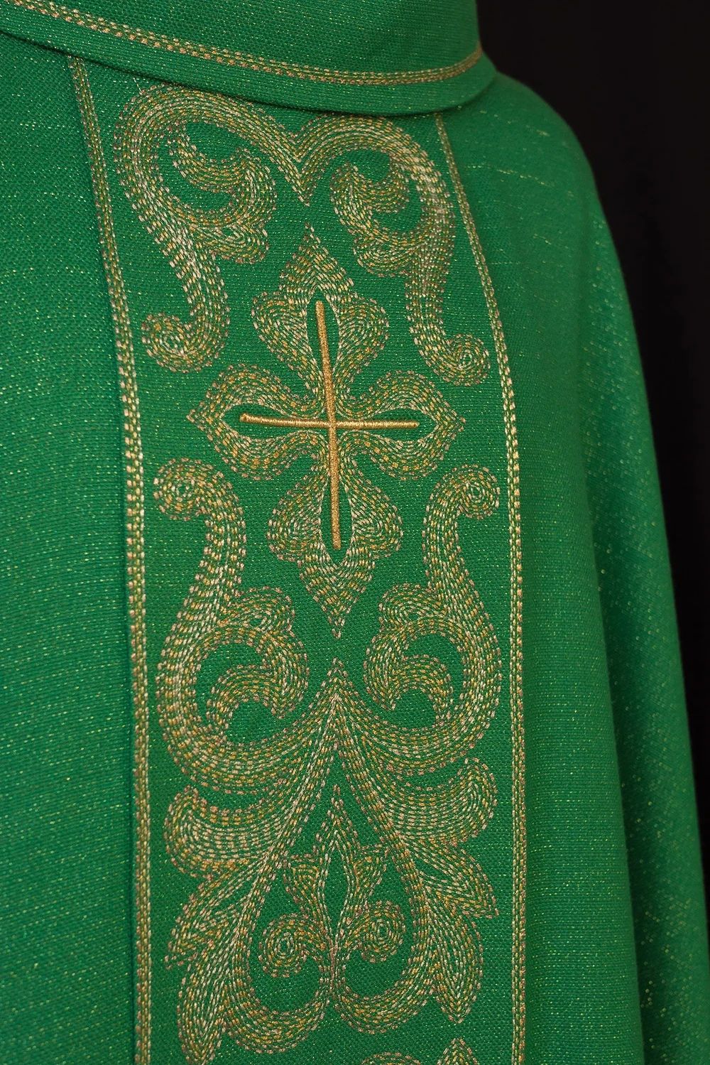 Ornat haftowany zielony, krzyże (H206) - zdjęcie 2 - Ornat haftowany zielony, krzyże (H206)