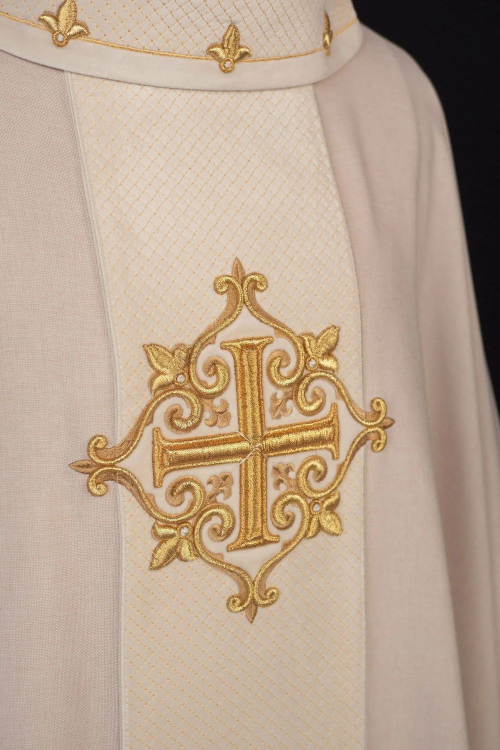 Ornat haftowany ecru, aksamit, symbol krzyża (H208) - zdjęcie 2 - Ornat haftowany ecru, aksamit, symbol krzyża (H208)