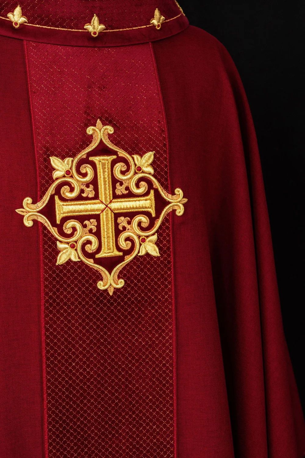 Ornat haftowany czerwony, aksamit, symbol krzyża (H210) - zdjęcie 2 - Ornat haftowany czerwony, aksamit, symbol krzyża (H210)