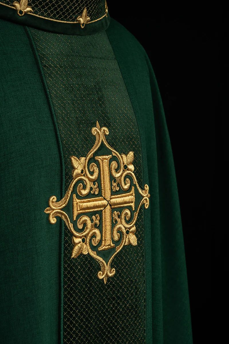 Ornat haftowany zielony, pas aksamit, symbol krzyży (H213) - zdjęcie 2 - Ornat haftowany zielony, pas aksamit, symbol krzyży (H213)