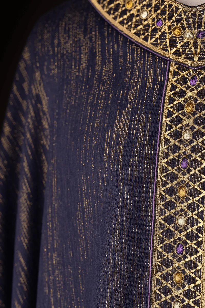 Ornat fioletowy, z haftowanym kołnierzem i pasem (H220) - zdjęcie 2 - Ornat fioletowy, z haftowanym kołnierzem i pasem (H220)