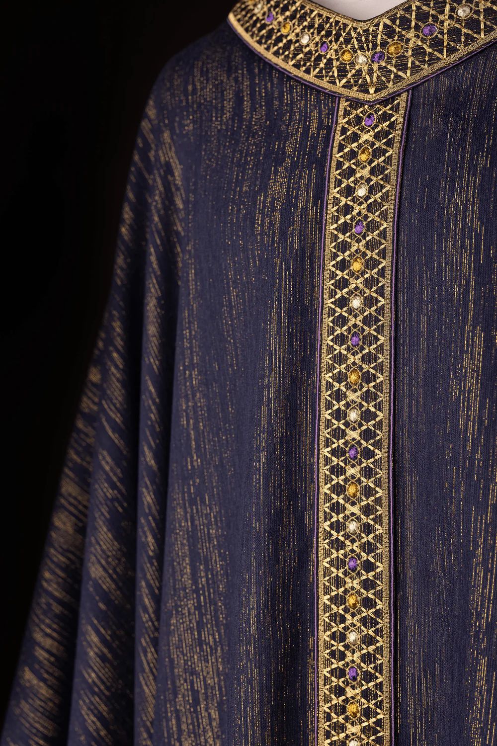 Ornat fioletowy, z haftowanym kołnierzem i pasem (H220) - zdjęcie 3 - Ornat fioletowy, z haftowanym kołnierzem i pasem (H220)