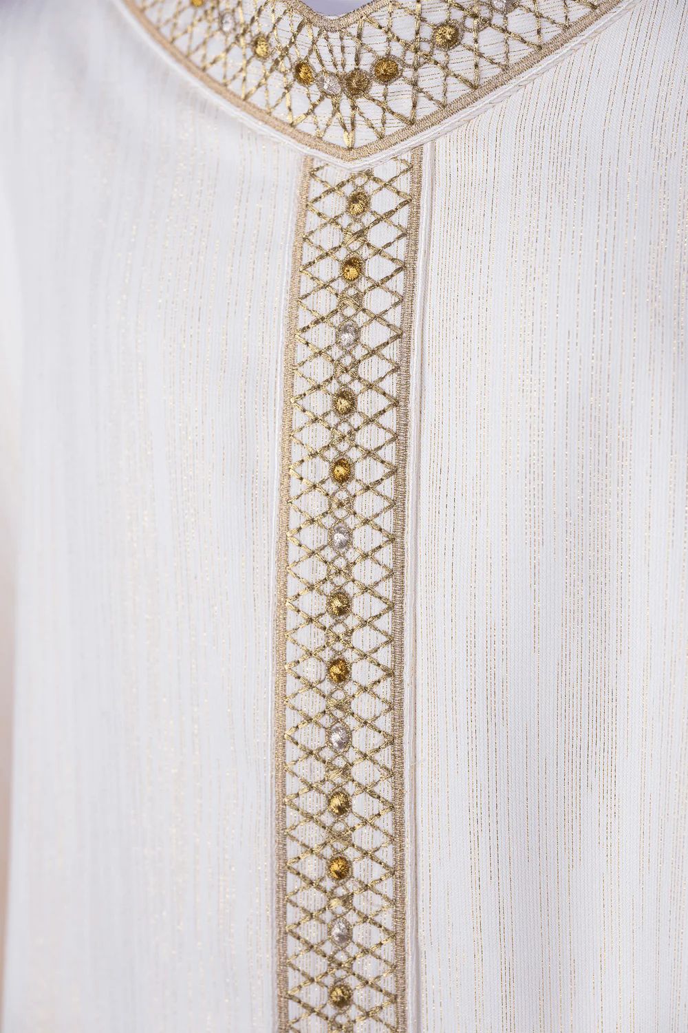 Ornat biały, z haftowanym kołnierzem i pasem (H221) - zdjęcie 2 - Ornat biały, z haftowanym kołnierzem i pasem (H221)