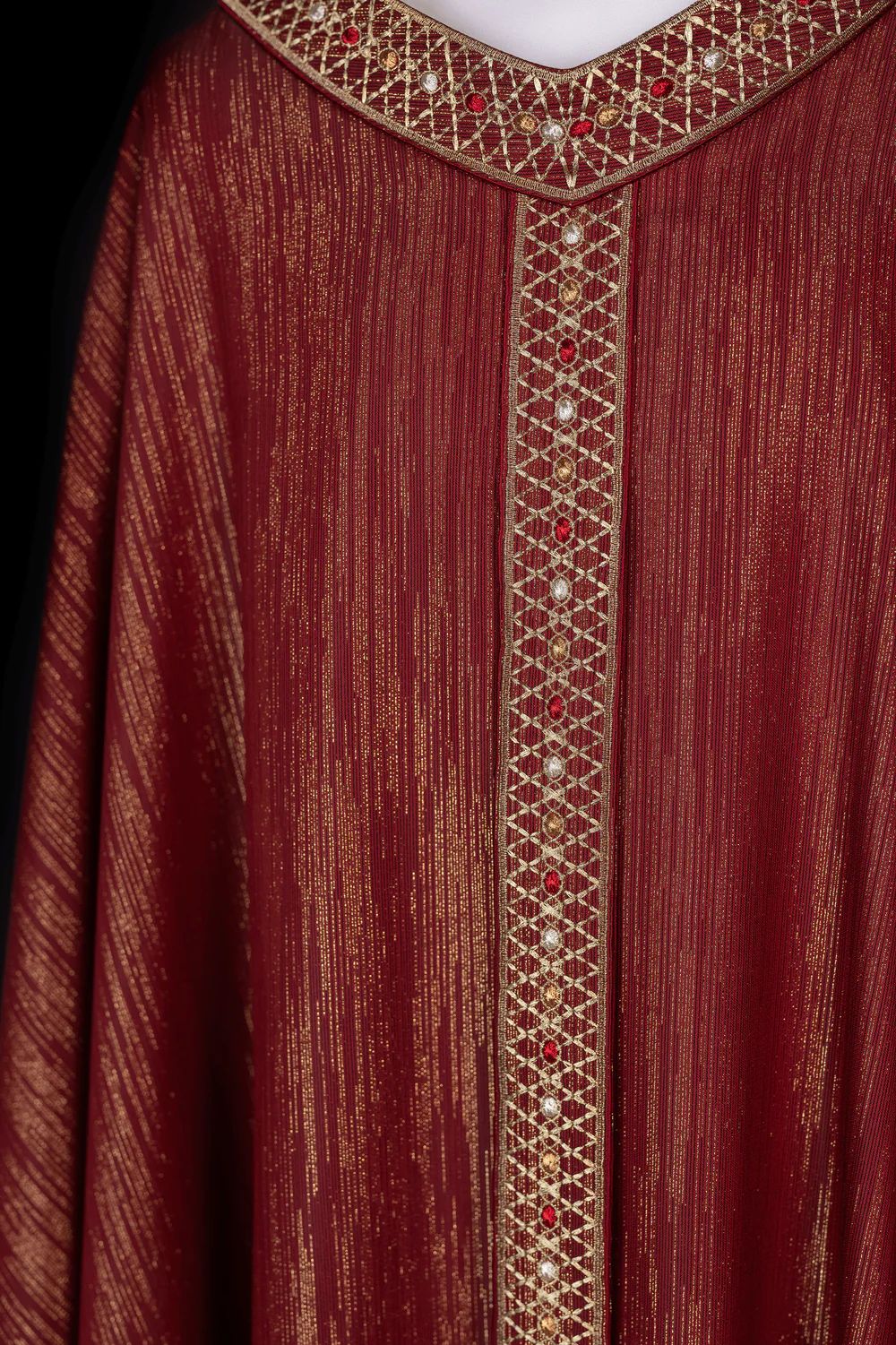 Ornat czerwony, z haftowanym kołnierzem i pasem (H222) - zdjęcie 2 - Ornat czerwony, z haftowanym kołnierzem i pasem (H222)