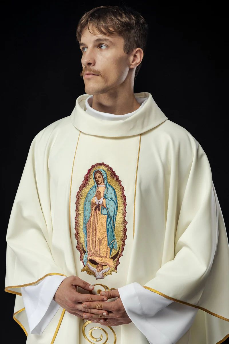 Ornat z haftowanym wizerunkiem Matki Bożej Guadalupe