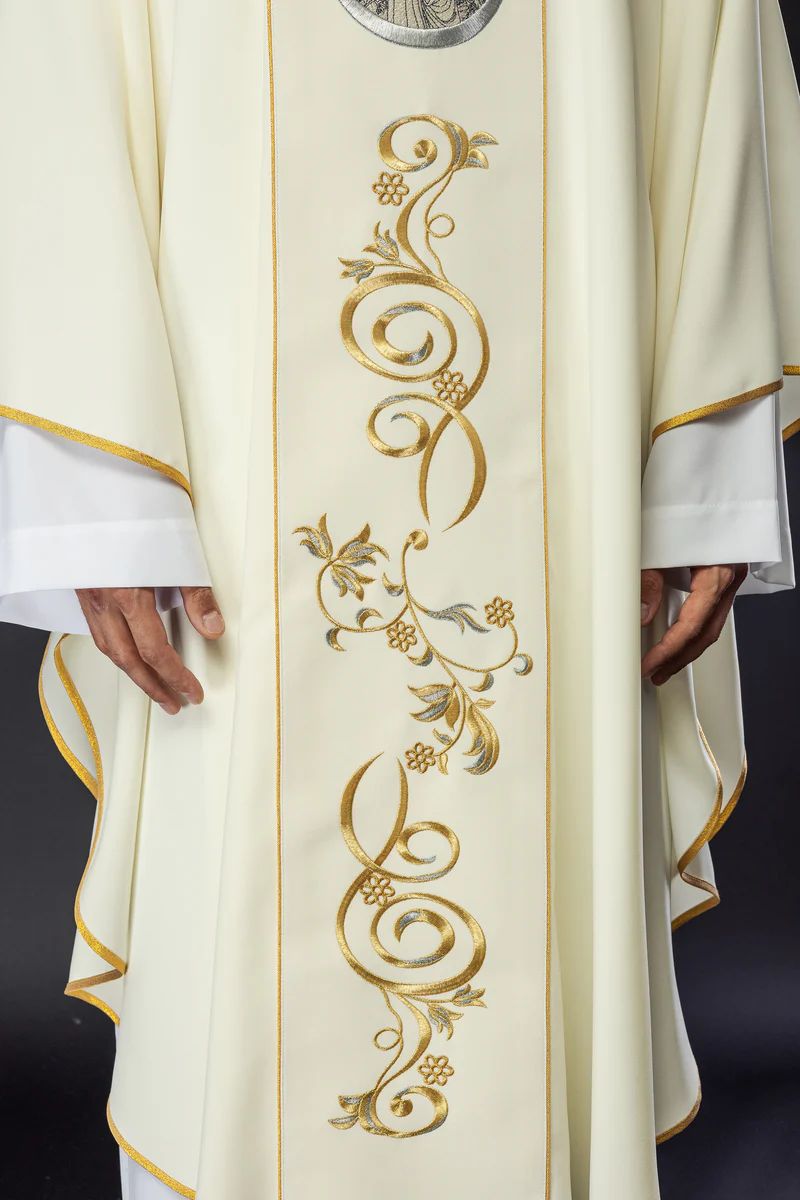 Ornat z haftowanym wizerunkiem Matki Bożej Ostrobramskiej (102H) - zdjęcie 4 - Ornat z haftowanym wizerunkiem Matki Bożej Ostrobramskiej (102H)