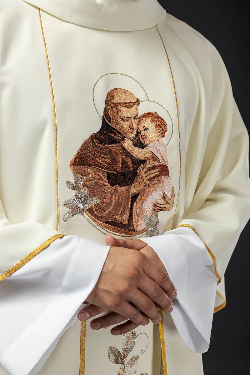 Ornat z haftowanym wizerunkiem Świętego Antoniego (111H) - zdjęcie 3 - Ornat z haftowanym wizerunkiem Świętego Antoniego (111H)