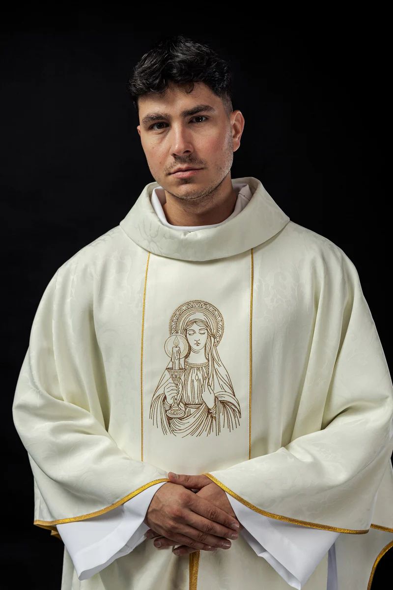 Ornat z haftowanym wizerunkiem Matki Bożej Gromnicznej (114H)